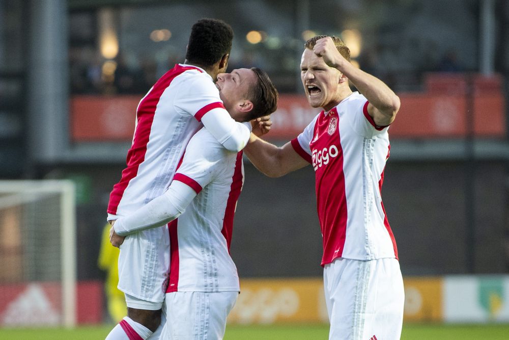 De sproeiers bij Jong Ajax-FC Emmen gaan na de 3-0 aan en niet meer uit