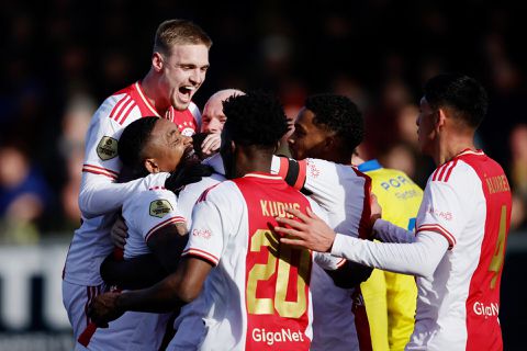 Ajax swingt weer en wint zeer comfortabel bij Cambuur