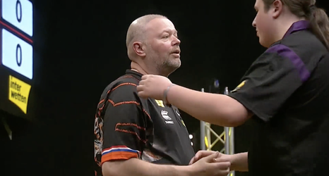 Raymond van Barneveld komt op Euro Tour 9 goed weg tegen Duits talent met bibberpijlen