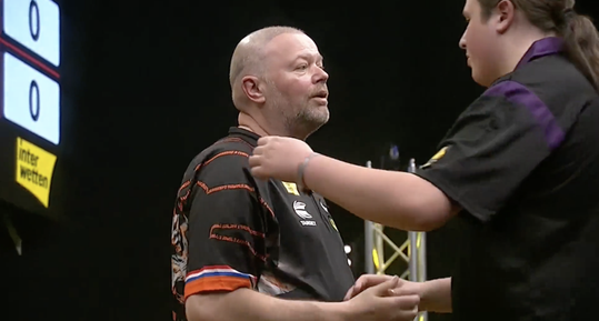 Raymond van Barneveld komt op Euro Tour 9 goed weg tegen Duits talent met bibberpijlen