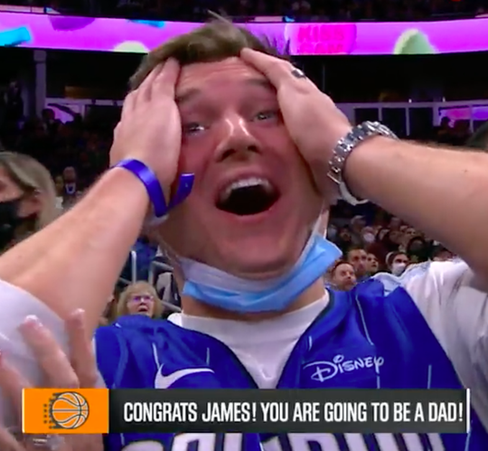 🎥 | Orlando Magic-fan leest via groot scherm dat hij vader wordt