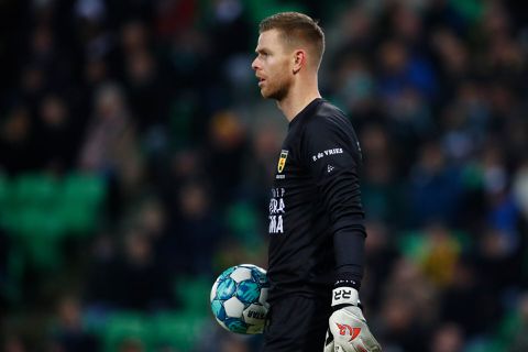 Cambuur-keeper Ruiter bekogeld door Groningen-aanhang: '30 aanstekers gegooid'