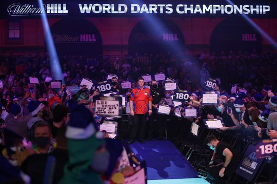 Wat is precies de coronaprocedure op het WK darts (en kan er gesjoemeld worden)?