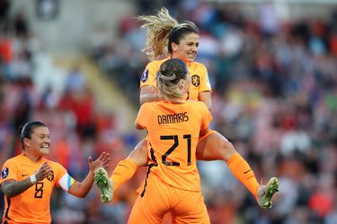 Oranje Leeuwinnen slaan strijdende Portugezen van zich af dankzij beauty Van de Donk