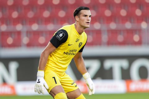 Poolse keeper bedreigd met kapmessen en in ziekenhuis geslagen door fans Wisla Krakow