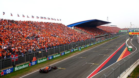 Voor het eerst 4 zeges op rij: Max Verstappen wint in Zandvoort wéér voor eigen publiek