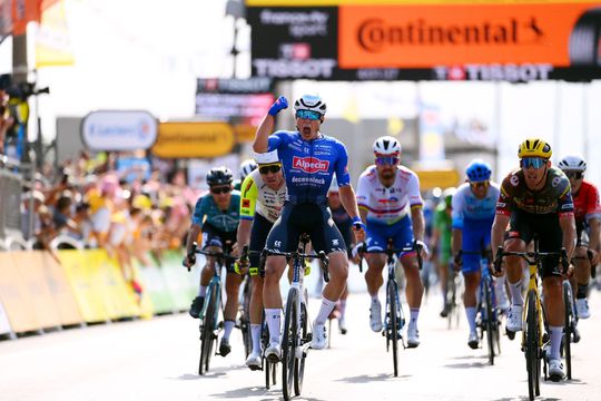 🎥​ | Jasper Philipsen heeft 'gele raket' Wout van Aert even gemist en juicht om 2e plek: 'Nu moet ik hier mee leven'