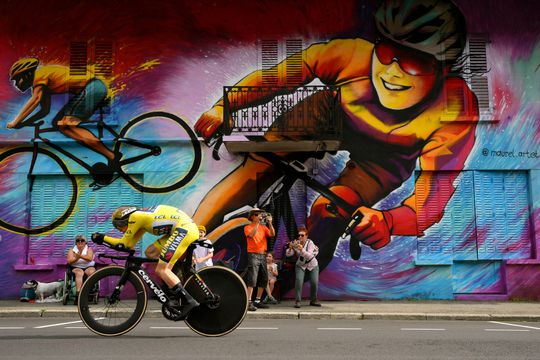 Jonas Vingegaard is op hol geslagen paard in Tour-tijdrit: stevig in het geel