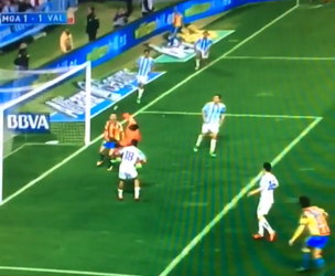 Málaga-doelman Kameni maakt een wel erg opvallende eigen goal (video)