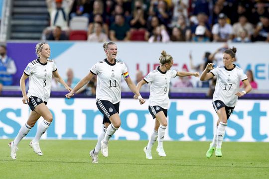 Duitsland naar kwartfinales EK, Spanje speelt beslissingsduel met Denemarken
