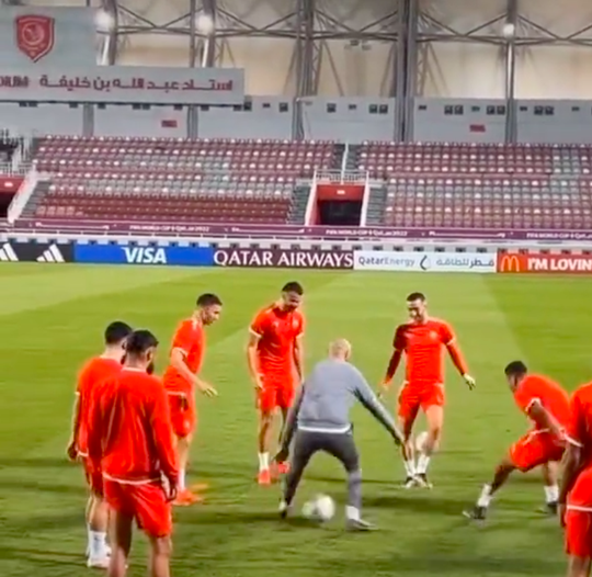 😂 | Rennen sahbi! Ziyech vlucht nadat hij bondscoach Regragui poort tijdens rondo