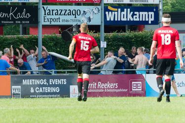 Voetbalfans massaal op de vuist in Vriezenveen, politie grijpt in (video's)