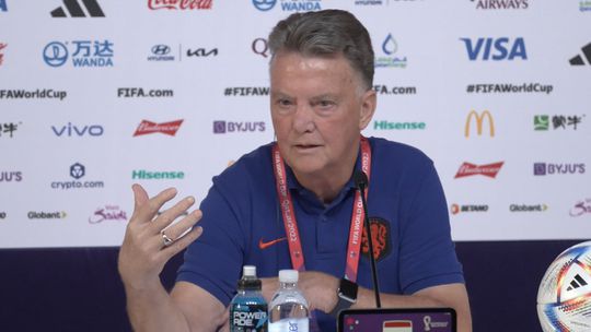 🎥 | Louis van Gaal tegen journalist: 'Jij begrijpt niet dat het voetbal evolueert'