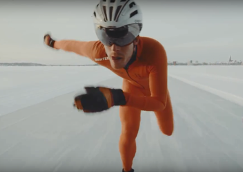 Op zoek naar het snelheidsrecord op de schaats (video)