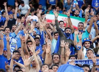 Voetbal in Iran: veldbestormers, geen vrouwen en heel veel zonnebloempitten (video)