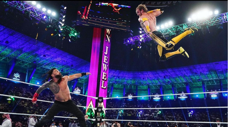 🎥 | ZIEK! Logan Paul doorboort tegenstander met 'tafelbreeksprong' tijdens WWE