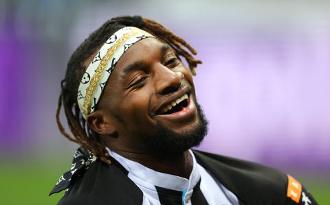 📸 | Deze haarband mag Newcastle-speler Allan Saint-Maximin niet meer dragen