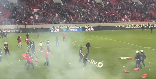 🎥 | OORLOG! Woeste Griekse relschoppers bestormen veld en slopen stadion Olympiakos