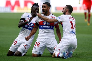 Lyon-middenvelder Fekir jaagt de bal vanaf eigen helft tegen het net (video)