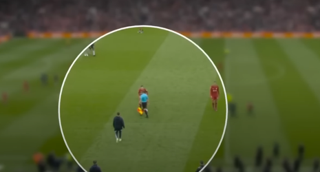 🎥😳 | WTF?! Geeft deze grensrechter Andrew Robertson hier een elleboogstoot?