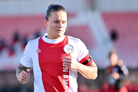 Sherida Spitse nog zeker 3 jaar middenveldster bij Ajax, na actieve loopbaan trainster in Amsterdam