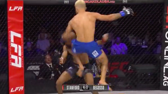 🎥 | Zien! MMA-sloper Begosso schopt opponent KO met verrassende wisselknie