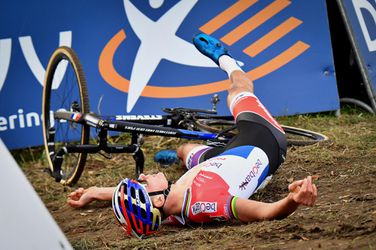 Van der Poel gesloopt na winst Koppenbergcross: 'Ik kon geen meter verder'