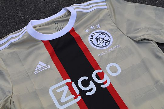 📸 | De meningen verschillen: dit is het Ajax x Daily Paper-shirt voor in Europa