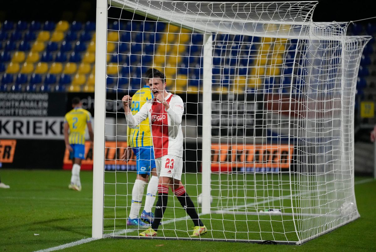 Ajax walst in Waalwijk over RKC heen en is (op doelsaldo) weer koploper in de Eredivisie