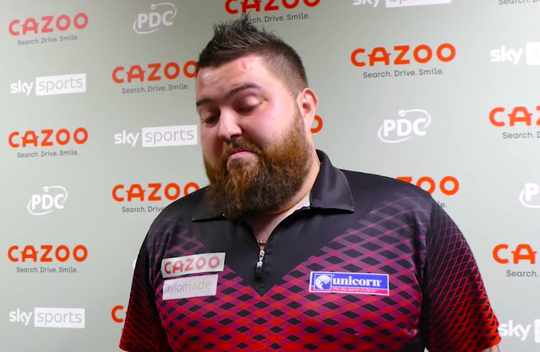 🎥 | Michael Smith grapt om Van Barneveld-belofte na zege: 'Misschien stopt hij nu weer!'