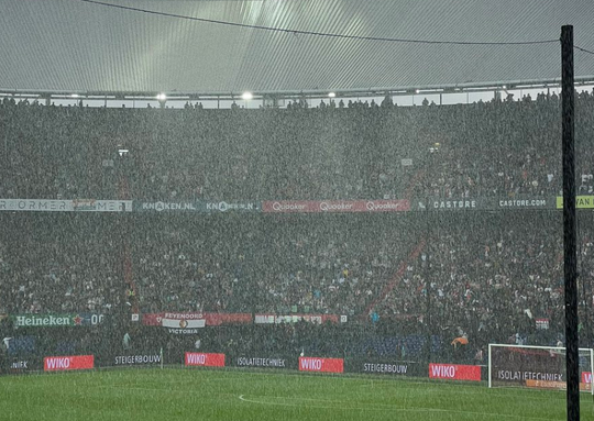 Letterlijke bliksemstart: duel tussen Feyenoord en Almere City stilgelegd na onweer