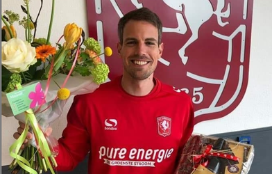 Supporters Twente bedanken Brama's vriendin voor 250 keer 'uitlenen' van Wout