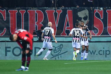 Zlatan Ibrahimovic pakt capitano Bram Nuytinck in blessuretijd! Milan pakt punt bij Udinese