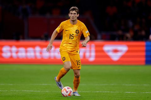 Marten de Roon na basisplaats op 6: 'Ik kan wel wat toevoegen als Frenkie er niet is'