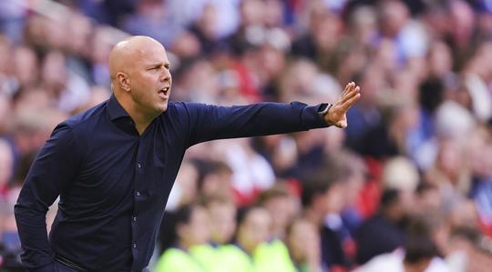 Arne Slot na Ajax - Feyenoord: 'Competitievervalsing is er sowieso al enorm, doordat dit gebeurd is'