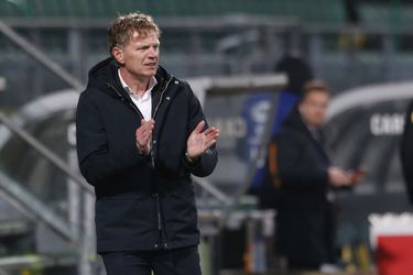 Mooi gebaar! ADO-trainer geeft PSV fruitmand voor analist Wim Rip (video)