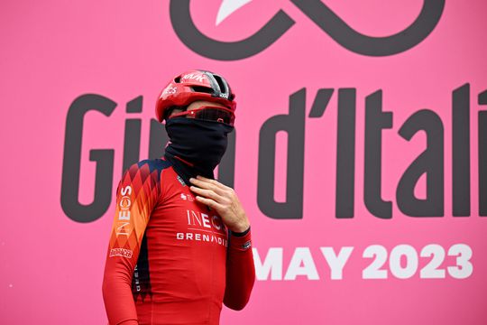 🎥 | Giro raakt weer topfavoriet kwijt: Geoghegan Hart stapt af na harde natte valpartij