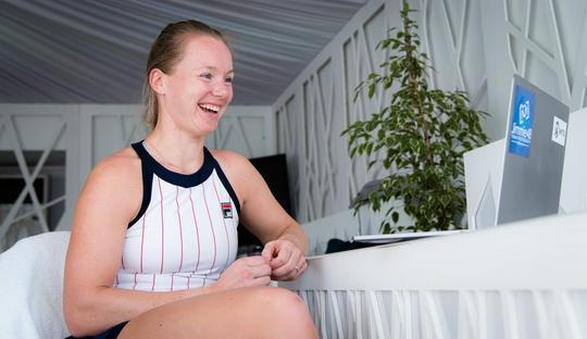 Bertens (31) biedt Hingis (42) uur lang tegenstand bij comeback na 14 maanden