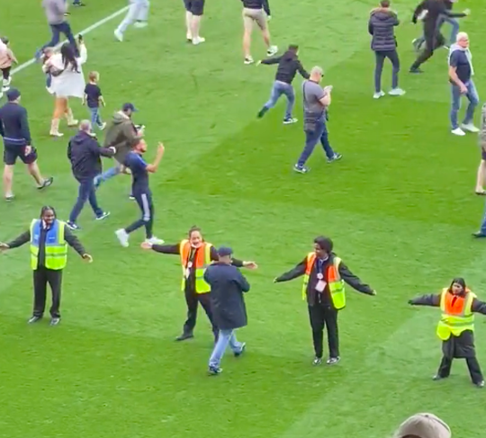😂🎥 | Video van Millwall-stewards tijdens veldbestorming gaat viraal: 'Ze doen NIETS!'