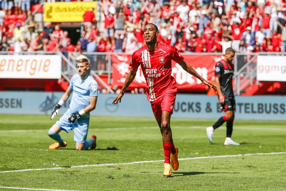 'Feyenoord doet opnieuw poging om FC Twente-rechtsback Joshua Brenet binnen te halen'