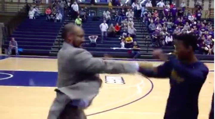 Hippe basketbalcoach doet hippe handshakes (video)