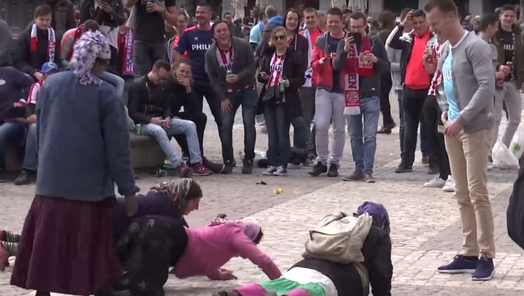 PSV weet namen van supporters die bedelaars vernederden