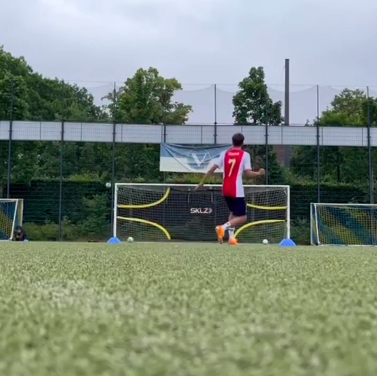 🎥 | Zo vader zo zoon: in Ajax-shirt trainende Damián van der Vaart rost ballen kruising in