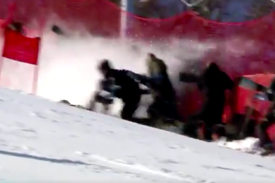 Picture perfect! Knappe skiester glijdt na crash hard door op fotografen (video)