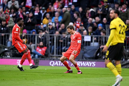 Bayern München walst in 1 helft over Dortmund heen en is weer Bundesliga-koploper