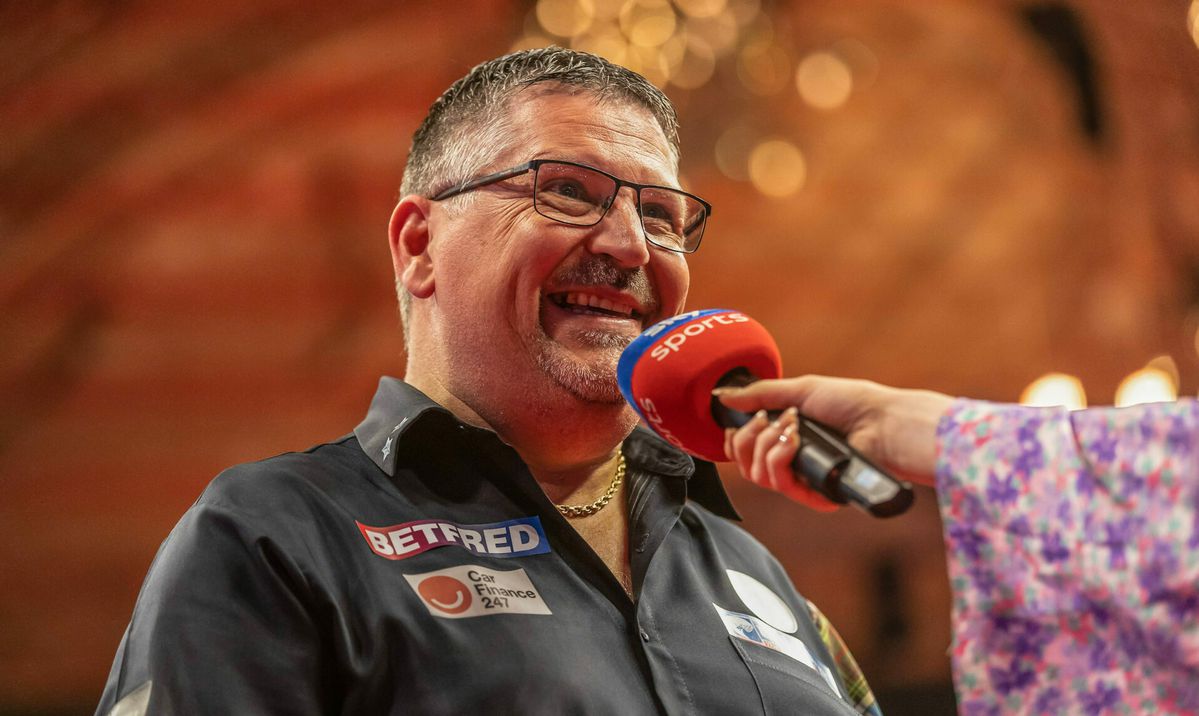 🎥 😂 | Gary Anderson daagt journalist uit op World Matchplay: 'Als ik win, moet jij een slip op het podium dragen'