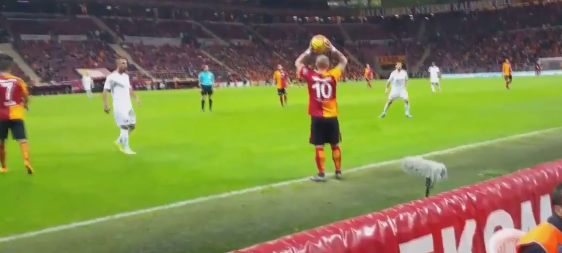 Sneijder bedankt fan voor tip na ingooi (video)