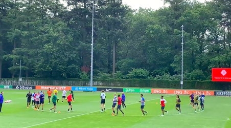 🎥 | Spelers Nederlands Elftal trainen in shirts van hun oude amateurclub