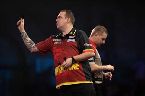Van Barneveld weet meer van gezeik bij België op World Cup of Darts: 'Iets met hun vrouwen'