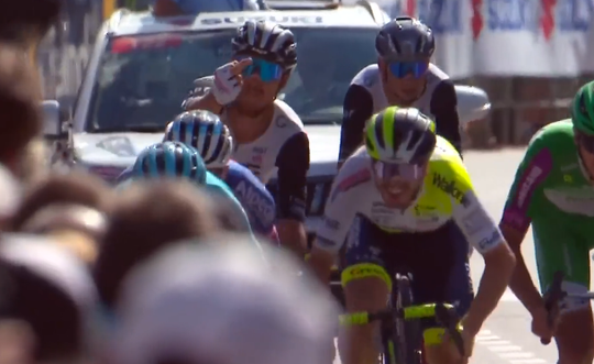 🎥🖕 | Woeste Matteo Trentin steekt middelvinger op na hinder in volle sprint